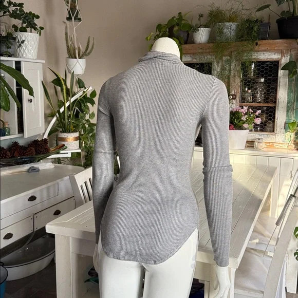 Gray Ribbed Turtleneck Sweater - Picture 4 of 6